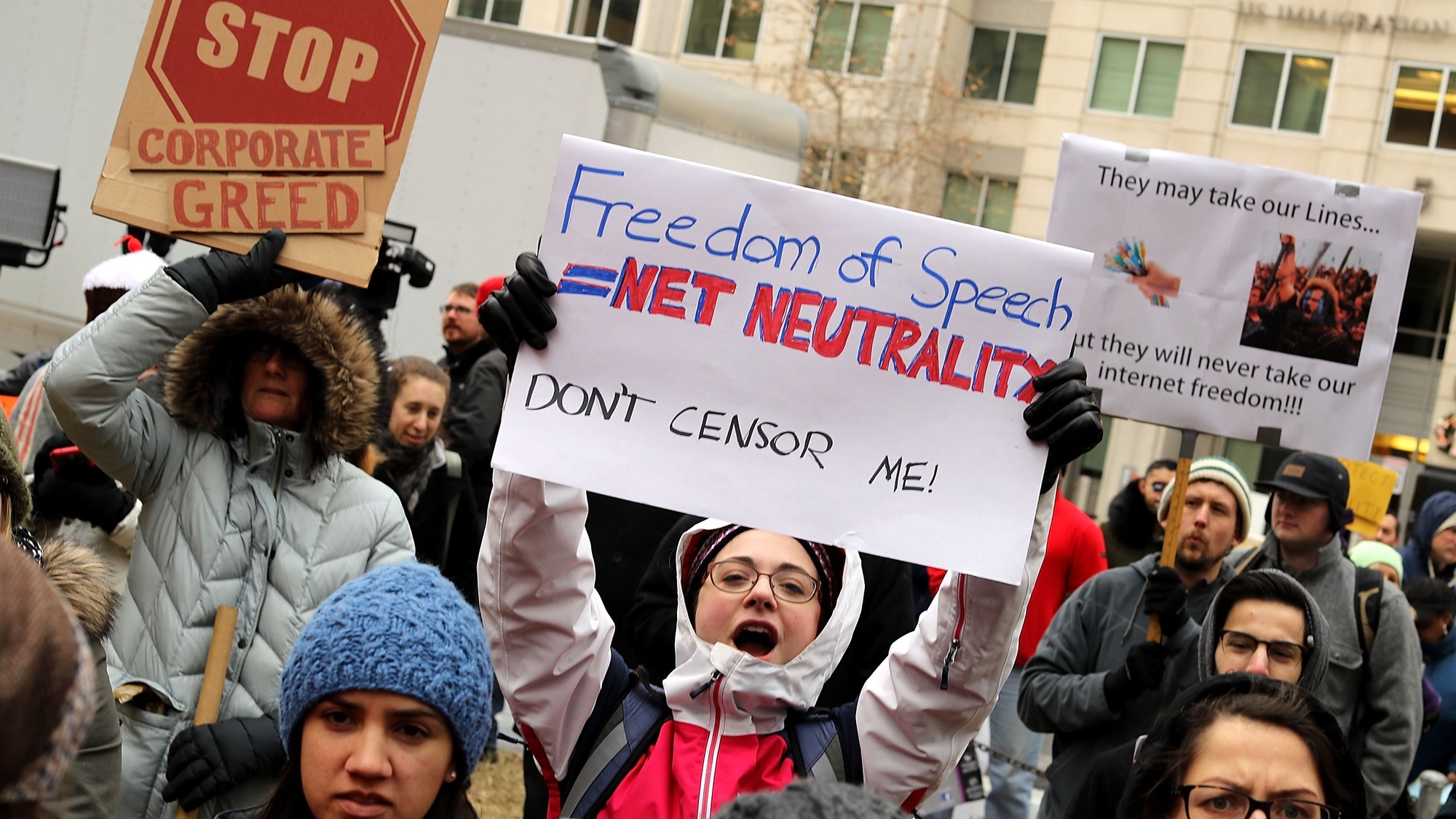 Protestas frente a la sede de la FCC por la decisión de anular la neutralidad de la red en EE.UU.