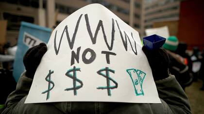 Protestas frente a la sede de la FCC por la decisión de anular la neutralidad de la red en EE.UU.