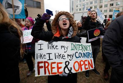 Protestas frente a la sede de la FCC por la decisión de anular la neutralidad de la red en EE.UU.
