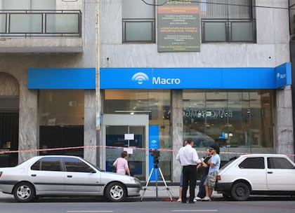 Protestas frente a la sucursal Congreso del Banco Macro tras el robo de boqueteros del 6 de marzo de 2010