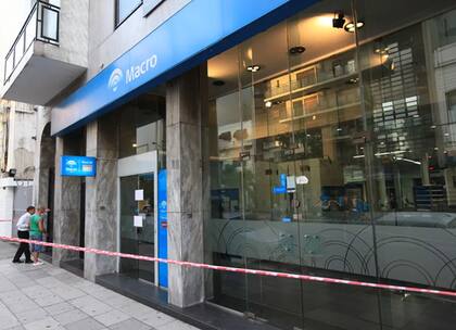 Protestas frente a la sucursal Congreso del Banco Macro tras el robo de boqueteros del 6 de marzo de 2010