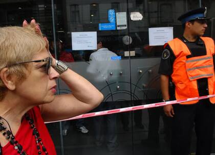 Protestas frente a la sucursal Congreso del Banco Macro tras el robo de boqueteros del 6 de marzo de 2010
