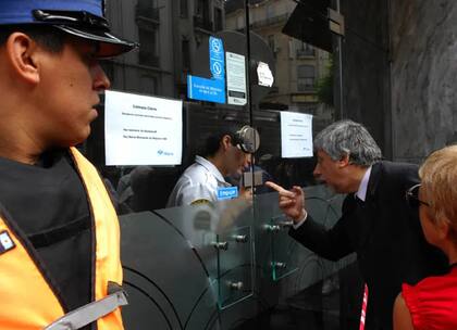 Protestas frente a la sucursal Congreso del Banco Macro tras el robo de boqueteros del 6 de marzo de 2010