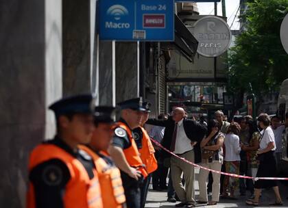 Protestas frente a la sucursal Congreso del Banco Macro tras el robo de boqueteros del 6 de marzo de 2010