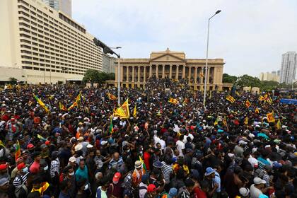 Protestas frente al palacio presidencial en Colombo. (Photo by AFP)