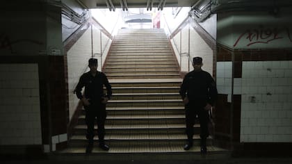 La estación Castelar, esta mañana, casi vacía: sólo hay agentes de seguridad
