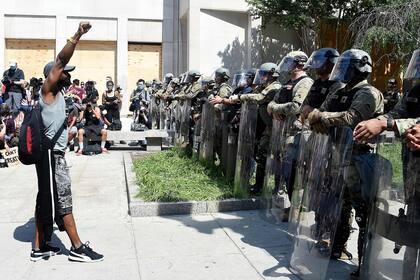 Una postal distinta en Washington: militares desplegados en las calles, que mantienen su cara de piedra frente a los manifestantes