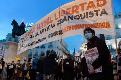 Los manifestantes corrieron las calles con banderas