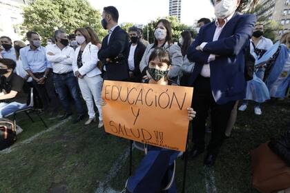 Protestas por la vuelta a clases frente al Palacio Pizzurno