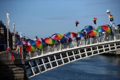 En el HaPenny Bridge se desplegaron numerosos protestantes con banderas LGBTIQ