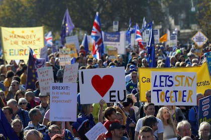 Manifestantes participan hoy de la manifestación contra el Brexit en el centro de Londres, Gran Bretaña 