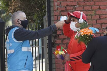 En la entrada, personal de seguridad toma la fiebre y pone alcohol en las manos a los que ingresan