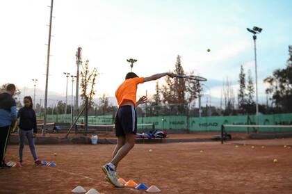 Entre las distintas categorías, el club mendocino Andino posee unos 500 alumnos de tenis. 