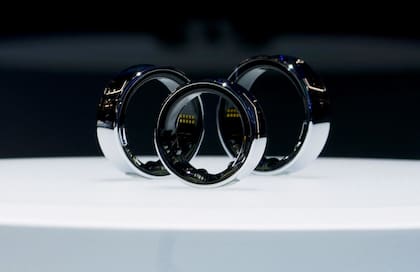 Prototipos de los anillos de Samsung en el Mobile World Congress (MWC). Al igual que los de Oura, tienen una serie de sensores en la cara interna para medir la salud del usuario; como no tienen pantallas, su autonomía -en el caso de Oura- está cerca de una semana