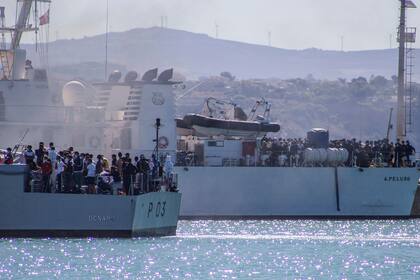 Proveniente de la isla de Lampedusa, y en dos barcos militares, cientos de migrantes llegan a Sicilia