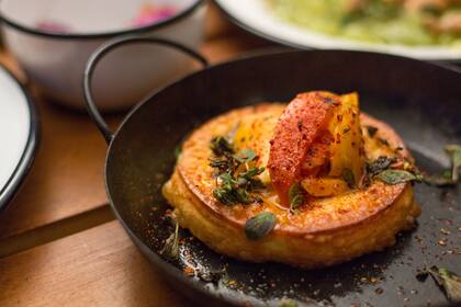 Provoleta al horno de barro con tomates criollos, orégano fresco y ají molido.