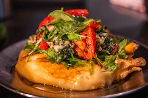 Siete lugares de Buenos Aires donde la provoleta se reinventa con toppings y técnica