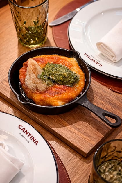 Provoleta de Cantina, el restaurante del hotel Casa Lucia