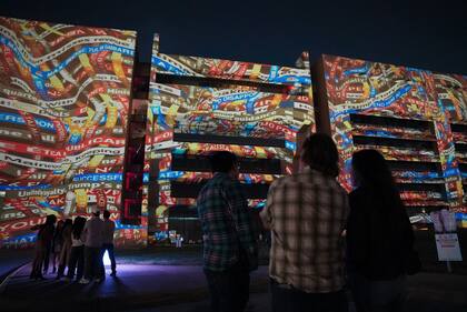 Proyectada durante la Bienal Aurora en Dallas, Chyron Dallas está generada con los faldones de los canales de noticias, bandas de información que recorren la parte inferior de la pantalla