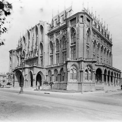 Proyectado originalmente para ser la Facultad de Derecho, el edificio estilo neogótico de la avenida Las Heras y Azcuénaga quedó inconcluso a mediados de la década del '20, los tiempos en que fue tomada esta fotografía