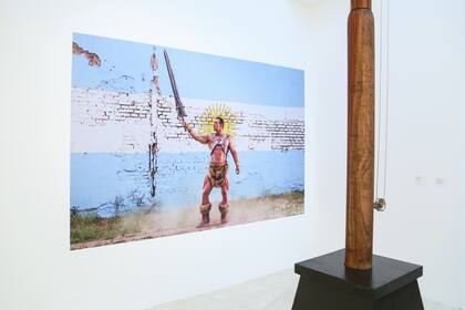 Dos obras de Damián Santa Cruz: una escultura de madera y metal (en primer plano) y, detrás, una gran fotografía digital, "I Have the Power"