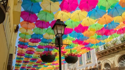 proyecto-cielo-de-paraguas-umbrella-sky-project-y-AGDJQPSDKJE5FHCXPYWBHYFHHE Calles techadas: Argentina tiene la única de América Latina, se inauguró hace 60 años y se destaca por su peculiaridad