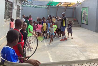 "Tratamos de darle esperanza a los chicos de Camerún a través del deporte", dice el ex jugador Joseph Oyebog, fundador de la Oyebog Tennis Academy, una organización sin fines de lucro. 