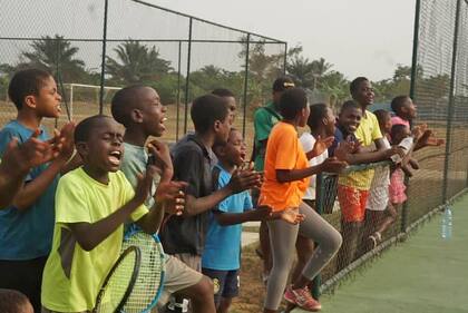 Una postal del proyecto de tenis para niños de África: lo viven con alegría y mucho contagio. 