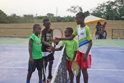 "Dándoles habilidades tenísticas y también habilidades para la vida", es uno de los lemas del proyecto de tenis para niños de Camerún, África, que tanta admiración generó. 