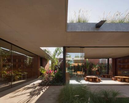 Proyecto de un Centro de primera infancia en Villeta, Paraguay, planteado como “una construcción vertida hacia su interior, introspectiva, como incubadora de la vida que allí dentro se gesta”.