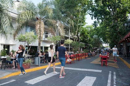 Las inmediaciones de Plaza Arenales el corazón de Villa Devoto es un gran polo gastronómico