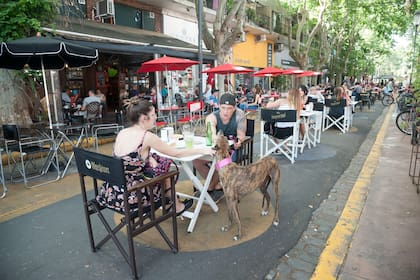 En la calle Fernández de Enciso al 3900, en Villa Devoto, la gastronomía al aire libre ganó espacio; las supermanzanas buscarán priorizar diferentes usos del espacio público en los barrios