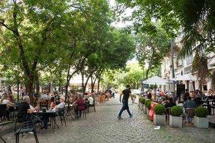 En Echeverría, entre Conde y Freire, las calles ceden espacio a la gastronomía y el uso peatonal; la ley de supermanzanas dará un marco legal para seguir creando estos espacios