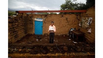 Prudencio Gutiérrez, de 66 años, trabajador agrícola delante de su casa en San Francisco Xochiteopan