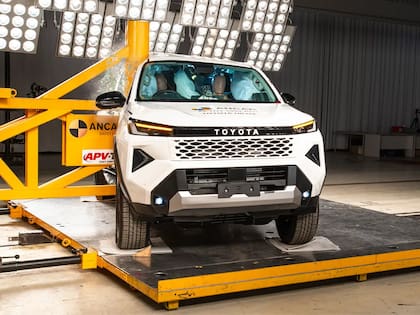 Prueba de choque lateral con poste de la nueva Toyota Hilux