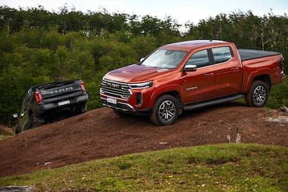 Prueba de vadeo en turba, uno de los terrenos más desafiantes de la isla: duro arriba, blando abajo y saturado de agua.