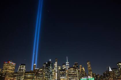 Prueba del Tributo de Luces sobre el horizonte de Manhattan desde Brooklyn Bridge Park, días antes del 22º aniversario de los ataques terroristas del 11 de septiembre en el World Trade Center