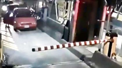 Prueba documental: Las cámaras de seguridad de la autopista Illia filmaron el momento en que el auto del prefecto llegó a la cabina del peaje de Retiro. Ya forman parte del expediente