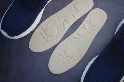 Prueba medir tus pies contra las plantillas de tus zapatos: si tus pies sobresalen, tus zapatos pueden ser muy estrechos para tu pie