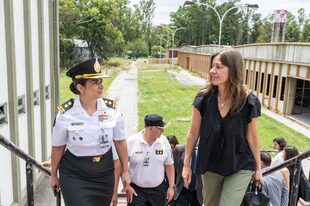 Valeria Paolino junto con la ministra de Seguridad, Sabina Frederic