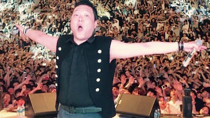 PSY es celebrado por fans coreanos durante un concierto en su país natal