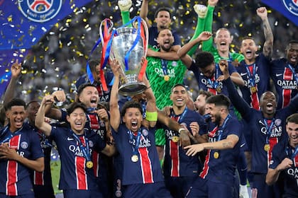 PSG festeja tras ganar la Champions League contra Inter en mayo; el club francés cosechó 102.750.000 euros en su conquista de Europa.