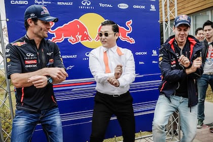 PSY le enseña el pasito a Webber y a Vettel, pilotos de fórmula 1 del equipo Red Bull en aquel entonces.