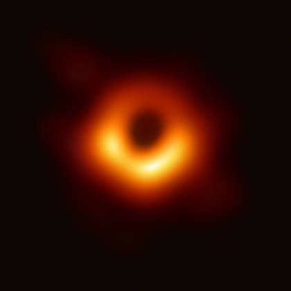 Publicada en 2019, esta es la primera imagen de un agujero negro y su sombra (Foto: NASA)