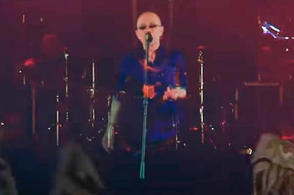 El holograma de Solari, en vivo en el último show de Los Fundamentalistas del Aire Acondicionado