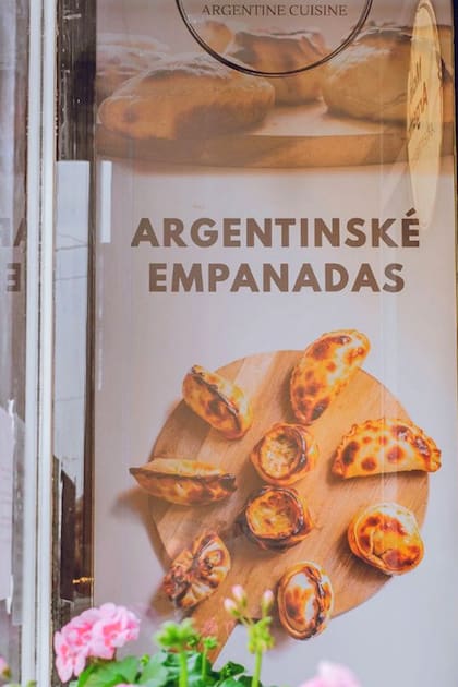 Publicidad de Malá Argenta, la empanadería argentina en Praga, República Checa