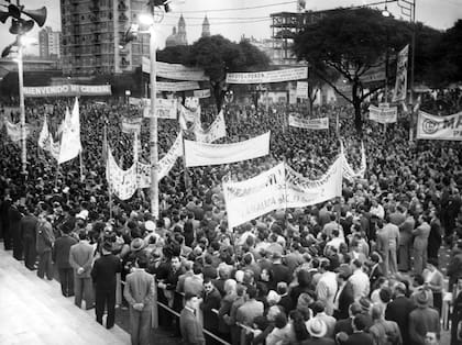 Público asistente a un acto del Peronismo antes de su inicio.  Cierre de Campaña (elecciones legislativas) 23 de abril de 1954.