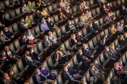 Público con distancia en la ópera de Tel Aviv