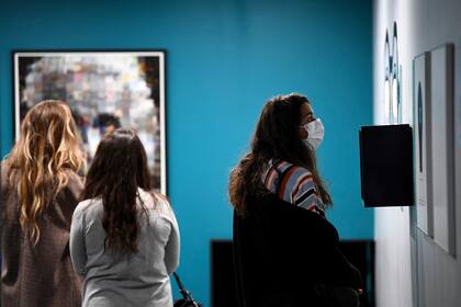 Público con barbijos en el Museo de la Ilusión, ayer en París, mientras Francia aliviaba las medidas preventivas para frenar la propagación de la pandemia