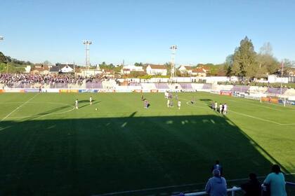 Público en el encuentro entre Villa Dálmine y Güemes